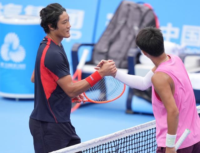 1763029124598014361.jpg 全运会丨网球——男子单打第一轮赛况XxjpseC000429_20251113_MVPFN0A001.jpg